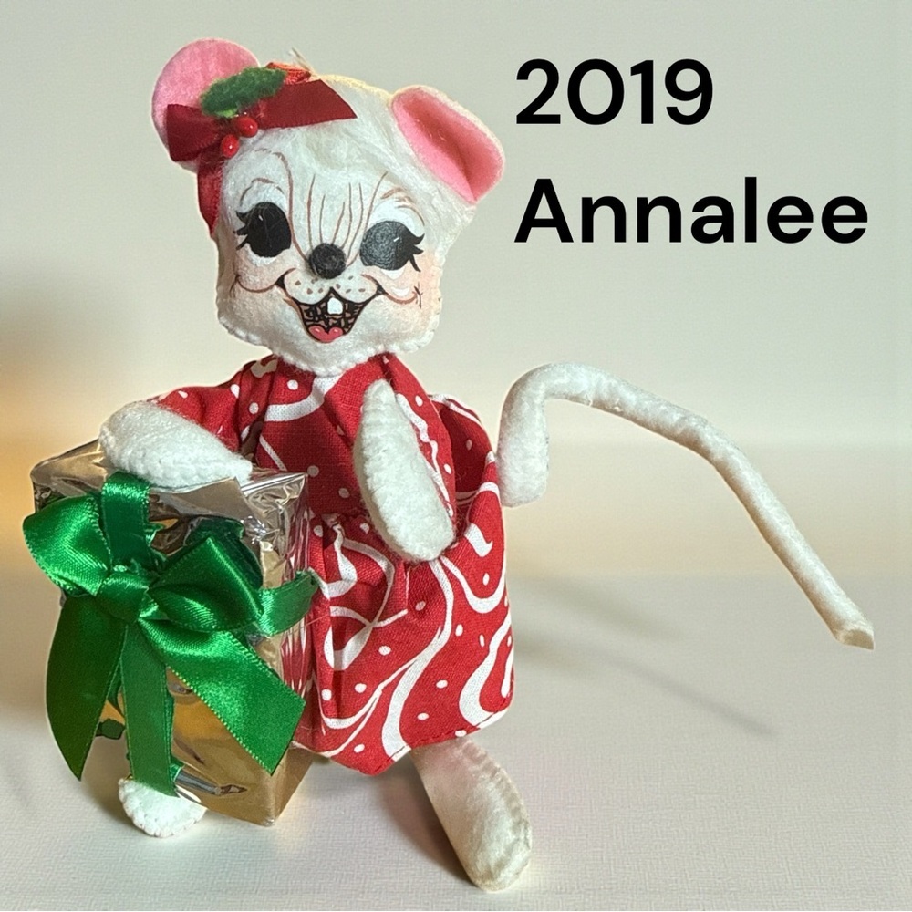 Annalee 2019 Christmas Mouse Red Dress Present Holiday Collectible Felt Figurine
